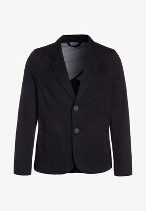 Blazer negro de hombre con dos botones, solapa con muesca, bolsillos de parche frontales y un bolsillo de ojal en el pecho, presentado sobre un fondo blanco.