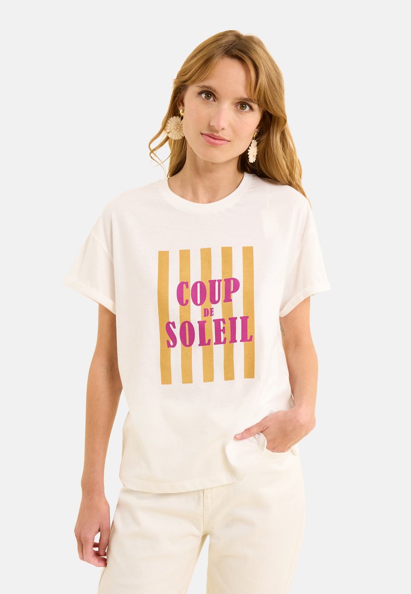Camiseta de algodón blanca con un audaz estampado "COUP DE SOLEIL" en franjas rosas y doradas. Manga corta y corte relajado.