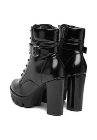 Lesklé černé lakované kotníkové boty s chunky vysokými podpatky, předními šněrováním, bočními zipy a dekorativními přezkami.