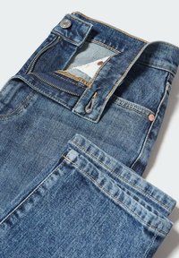 Jean en denim bleu avec braguette zippée, couture orange et petite poche avant. Caractérisé par des jambes droites et une finition douce et texturée.