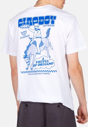 T-shirt bianco a maniche corte con un'illustrazione grafica blu di uno chef su un cavallo, mentre tiene una pizza, con testo sopra e sotto.