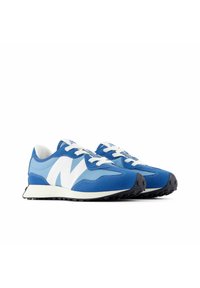 Blå sneakers gjorda av syntetmaterial, med en blandad design i blått och vitt, strukturerad sula och vita skosnören med en logotyp på tungan.