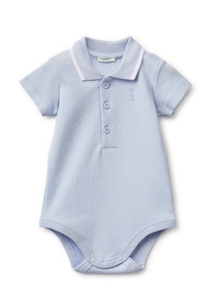 Jasnoniebieski niemowlęcy body z krótkim rękawem, kołnierzykiem, trzema guzikami z przodu i małym haftowanym zajączkiem na piersi.