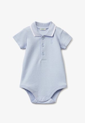 Hellblauer Baby-Body mit kurzen Ärmeln, Kragen, drei Knöpfen vorne und kleinem gesticktem Hasen auf der Brust.