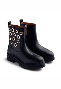 Sorte skinn ankle boots med en kraftig såle, med gulløye på den ene siden og en sidelukking med et gullhåndtak.