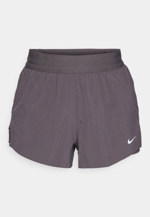 Shorts de course Nike en gris foncé, dotés d'une large ceinture élastique, d'un tissu léger, de poches latérales et d'un logo subtil en blanc.