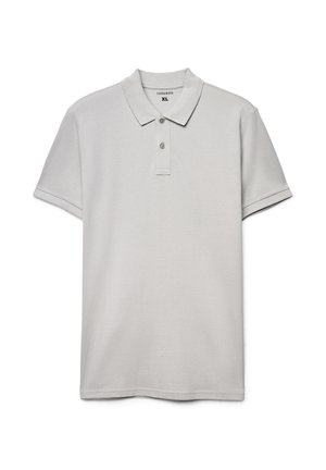 Jasnoszara koszulka polo z klasycznym kołnierzem, plisą na dwa guziki i krótkimi rękawami. Wykonana z gładkiej tkaniny bez widocznych wzorów. Rozmiar XL.