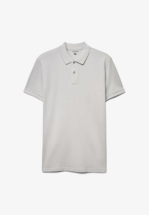 Polo grigio chiaro con colletto classico, patta con due bottoni e maniche corte. Realizzata in tessuto liscio senza motivi visibili. Taglia XL.