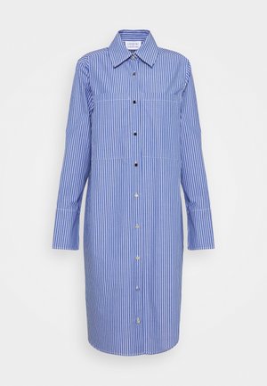 Blau-weiß gestreiftes, langärmeliges Hemdkleid mit Knöpfen, Kragen und Manschetten, knielang, vor weißem Hintergrund gezeigt.