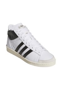 Sneaker alta in pelle bianca con dettagli neri e tre strisce nere. Suola in gomma testurizzata e collo imbottito per supporto.