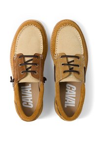Paire de chaussures bateau en daim marron et beige avec des lacets marron foncé et "CAVAL" imprimé à l'intérieur sur fond blanc.