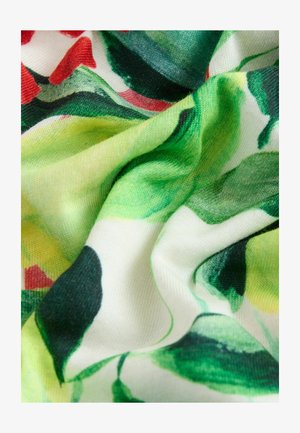 Tkanina s kvetinovým vzorom, ktorá obsahuje zelené listy a červené akcenty na bielom pozadí, s hladkou, jemnou textúrou a ľahkým padaním.