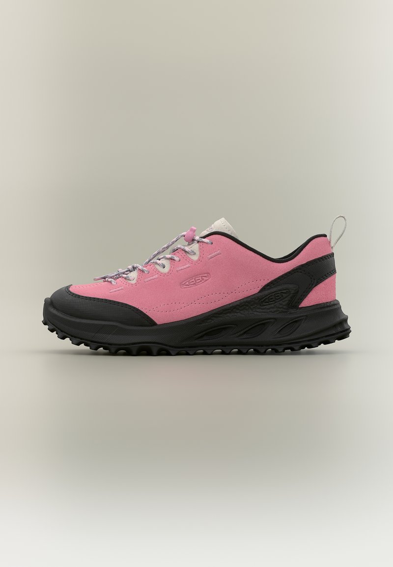 Ροζ και μαύρο παπούτσι πεζοπορίας με χαμηλή κοπή, κλείσιμο με κορδόνια και ανθεκτική σόλα, σχεδιασμένο για χρήση σε εξωτερικά μονοπάτια.