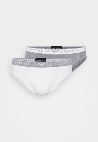 Zwei Paare Emporio Armani Slips: eines in Weiß und eines in Grau, beide mit einem weichen Bund mit Logo und einer glatten Baumwolloberfläche.