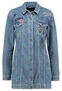 Džínová bunda s světlým modrým ombre, dlouhými rukávy, dvěma náprsními kapsami, zapínáním na knoflíky a různými barevnými vyšívanými nášivkami a textem.