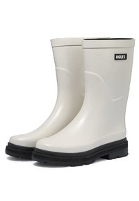 Bottes de pluie en caoutchouc blanches avec une finition lisse, un bout arrondi et une semelle en caoutchouc noire. Présente une petite étiquette de marque sur le côté extérieur.
