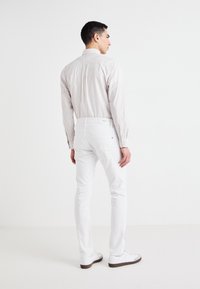 Pepe Jeans GYMDIGO - Vaqueros slim fit - white