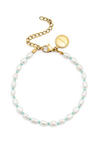 Bracciale in oro con perle bianche irregolari e piccole perline di turchese, con chiusura a moschettone e un ciondolo circolare.