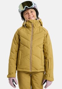 Gelbe isolierte Skijacke mit einem Reißverschluss vorne, gestepptem Design, hohem Kragen und pinken Akzenten. Die Handschuhe haben ein pinkes Äußeres mit schwarzen Handflächen.