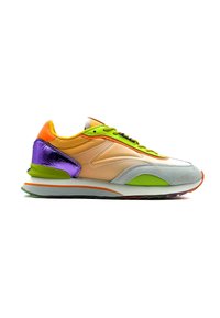 Mehrfarbiger Sneaker mit einem beigen Obermaterial, lila Akzenten an der Ferse, grünen Schnürsenkeln und einer strukturierten grauen Zehenkappe mit einer orangen Außensohle.