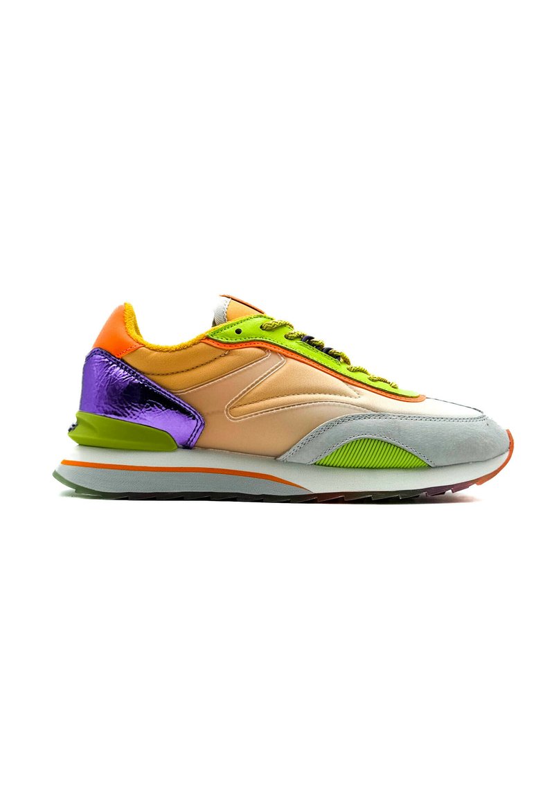 Mehrfarbiger Sneaker mit einem beigen Obermaterial, lila Akzenten an der Ferse, grünen Schnürsenkeln und einer strukturierten grauen Zehenkappe mit einer orangen Außensohle.