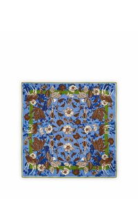 Vierkante zijden sjaal met een blauwe achtergrond en bloemen- en dierenmotieven in bruin en groen. Omzoomd met een contrasterende limoenrand.