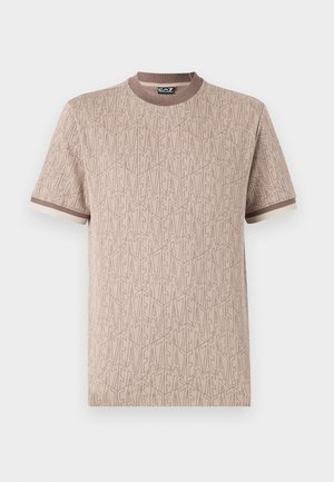 T-shirt a maniche corte color beige chiaro con un motivo testurizzato di loghi "EAZ", colletto rotondo e finiture a contrasto marrone scuro su maniche e colletto.