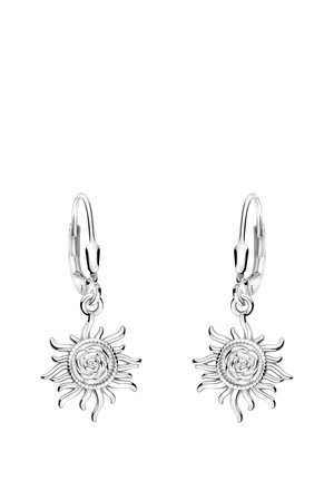Boucles d'oreilles pendantes en forme de soleil argenté avec un centre tourbillonnant et des rayons ondulés, fixées à des attaches à charnière en forme de créoles.