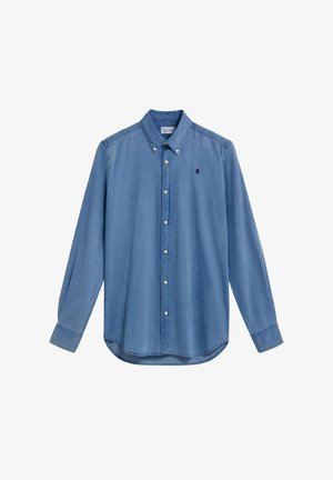 Niebieska, dżinsowa koszula z długim rękawem zapinana na guziki, z zapinanym kołnierzykiem oraz małym ciemnym logo na lewej piersi.