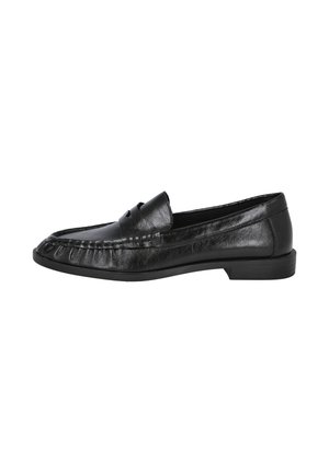 Mocasines de cuero negro con una textura suave, que cuentan con costuras decorativas y un tacón bajo, diseñados con una silueta clásica.