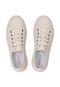 Beige Leder-Sneaker mit runder Zehe, Schnürverschluss und schwarzen Ösen. Strukturierte Gummisohle und Innen-Logo-Branding.