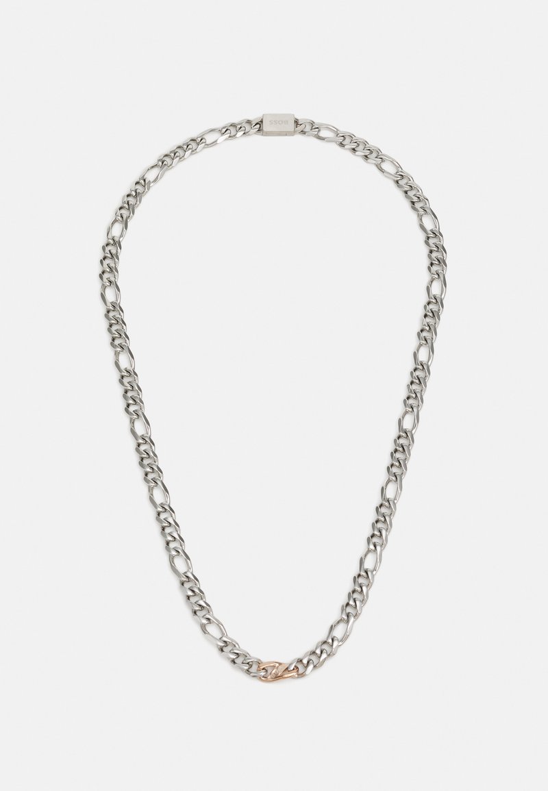 Srebrny naszyjnik łańcuszkowy z połączonymi owalnymi i okrągłymi metalowymi ogniwami, z wyraźnym akcentem w kolorze różowego złota. Gładka metaliczna tekstura.