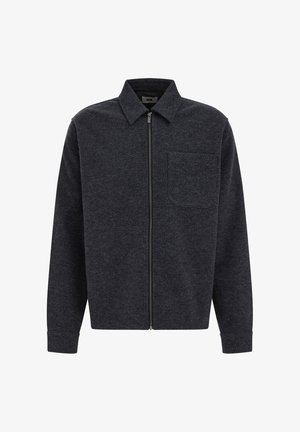 Dunkelgraue Zip-Jacke aus strukturiertem Stoff mit spitzem Kragen und einer Brusttasche. Lange Ärmel mit eng anliegenden Manschetten.