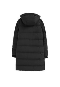 Svart vadderad jacka med huva, med en lång, rektangulär form, kviltad textur och elastiska muddar vid ärmarna.