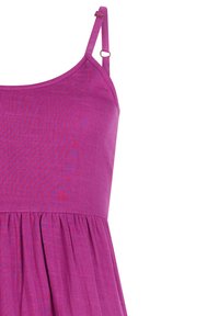 Paarse mouwloze jurk met verstelbare dunne bandjes en geplooide taille-detail tegen een witte achtergrond.