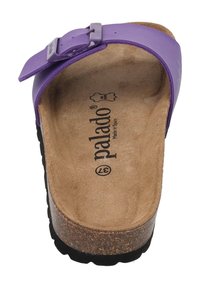 Sandal in sintetico viola con cinturino ad ardiglione, soletta imbottita marrone e suola nera testurizzata. Marchio visibile sulla soletta.