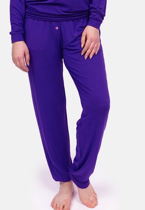 Pantalons de pyjama violets en tissu doux, présentant une coupe décontractée, une taille élastique et un petit bouton au niveau de la taille.