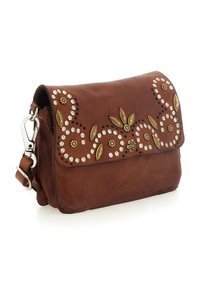 Borsa a tracolla in pelle marrone con patta, impreziosita da dettagli in metallo a forma di foglia e strass a spirale, con tracolla removibile.