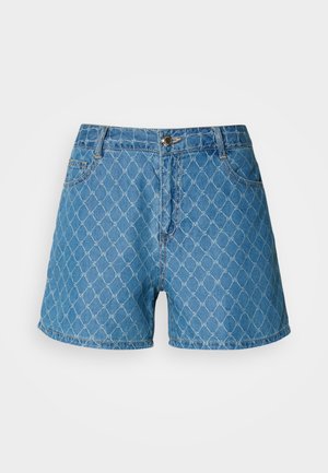 Jeanshorts med et blått geometrisk mønster, med en frontknapp og glidelås, fem lommer og en nederkant som faller midt på låret.