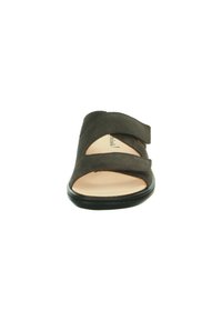 Braune Wildleder-Slide-Sandalette mit zwei gekreuzten Riemen, offener Zehenpartie und gepolsterter Innensohle auf einer schwarzen Gummisohle.