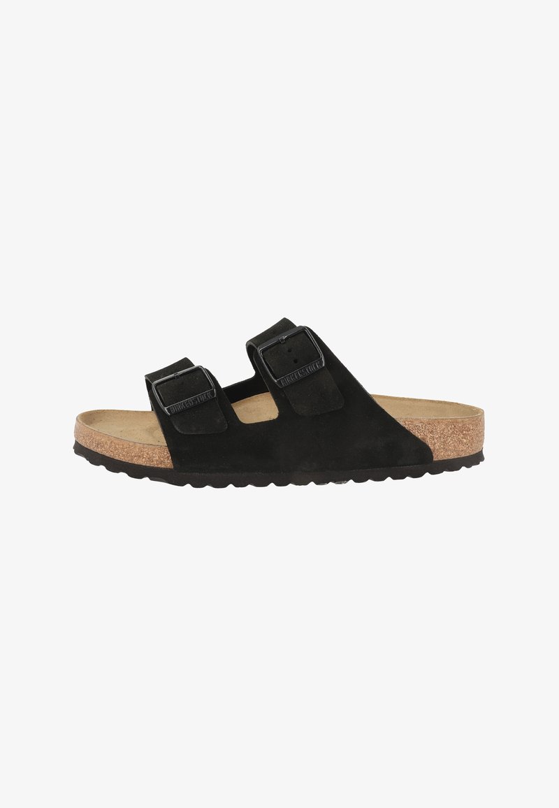 Zwarte nubuck sandaal met twee banden, verstelbare gespen en kurken voetbed, zijaanzicht op een witte achtergrond.