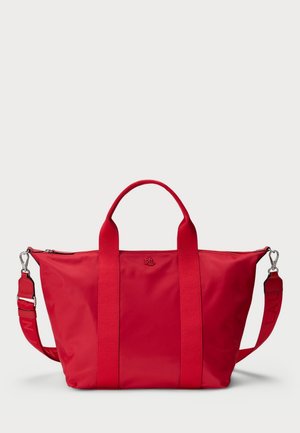 Rote Nylon-Einkaufstasche mit doppelten Griffen, verstellbarem Schultergurt, Reißverschluss oben und kleinem geprägtem "RL"-Logo mittig vorne.