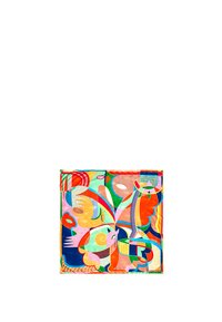 Pañuelo cuadrado multicolor con patrones de formas abstractas en rosa, verde, naranja y azul. Presenta líneas curvas y lunares.