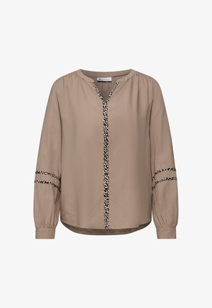 Blouse beige à manches longues avec encolure ronde, bordure à imprimé léopard le long de l'ouverture frontale et aux bandes des manches, poignets froncés.