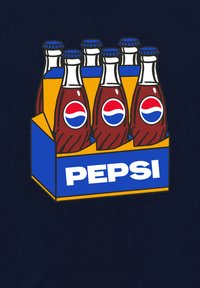 Seis botellas de vidrio vintage de Pepsi en un portabotellas de cartón amarillo y azul con un gran logo de "PEPSI". Colores vivos con texturas suaves.
