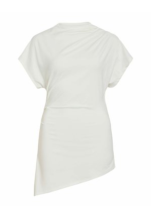 Robe blanche asymétrique à manches courtes avec tissu drapé et taille légèrement cintrée, présentée de face sur un fond uni.