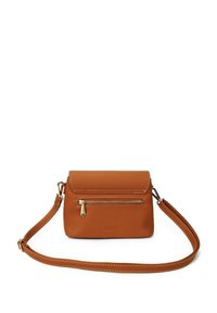 Braune Leder-Crossbody-Tasche mit einer vorderen Reißverschlusstasche, goldenen Hardware-Details und einem abnehmbaren Gurt. Glatte Textur und klare Linien.