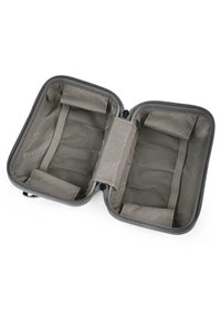 Organizador textil gris con bolsillos de malla y correas elásticas en su interior, con cierre de cremallera y superficie interior suave.