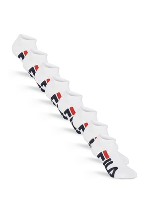 Sieben Paar weiße Knöchelsocken, diagonal angeordnet, jedes mit großem schwarzem und rotem FILA-Logo an der Seite.