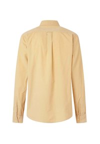 Camisa de manga larga en algodón de color amarillo claro, con un cuello clásico, cierre de botones y un detalle de pliegue en la parte posterior. Textura suave.